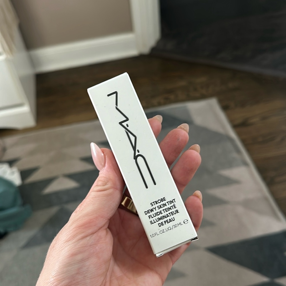MAC Cosmetics Strobe dewy skin tint light 4